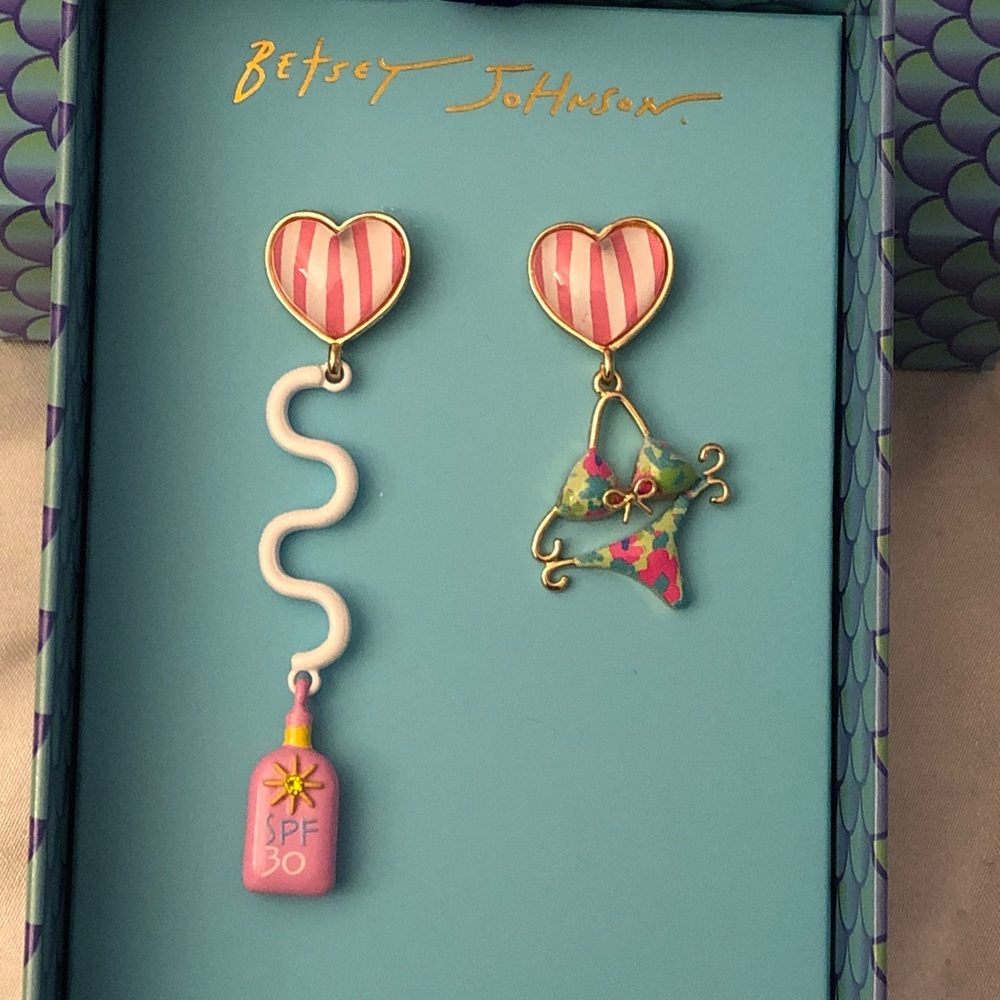 Betsey Johnson Bikini & Sunscreen Mismatch Drop Earrings Acrylic Heart NWT & Box
